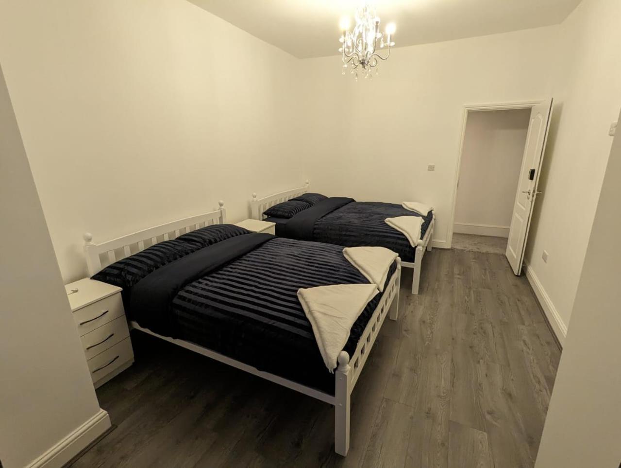 Rayan'S Lodge Stratford London Bagian luar foto