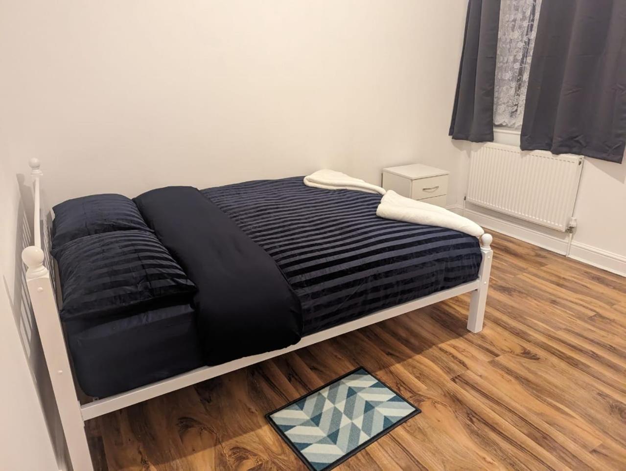 Rayan'S Lodge Stratford London Bagian luar foto