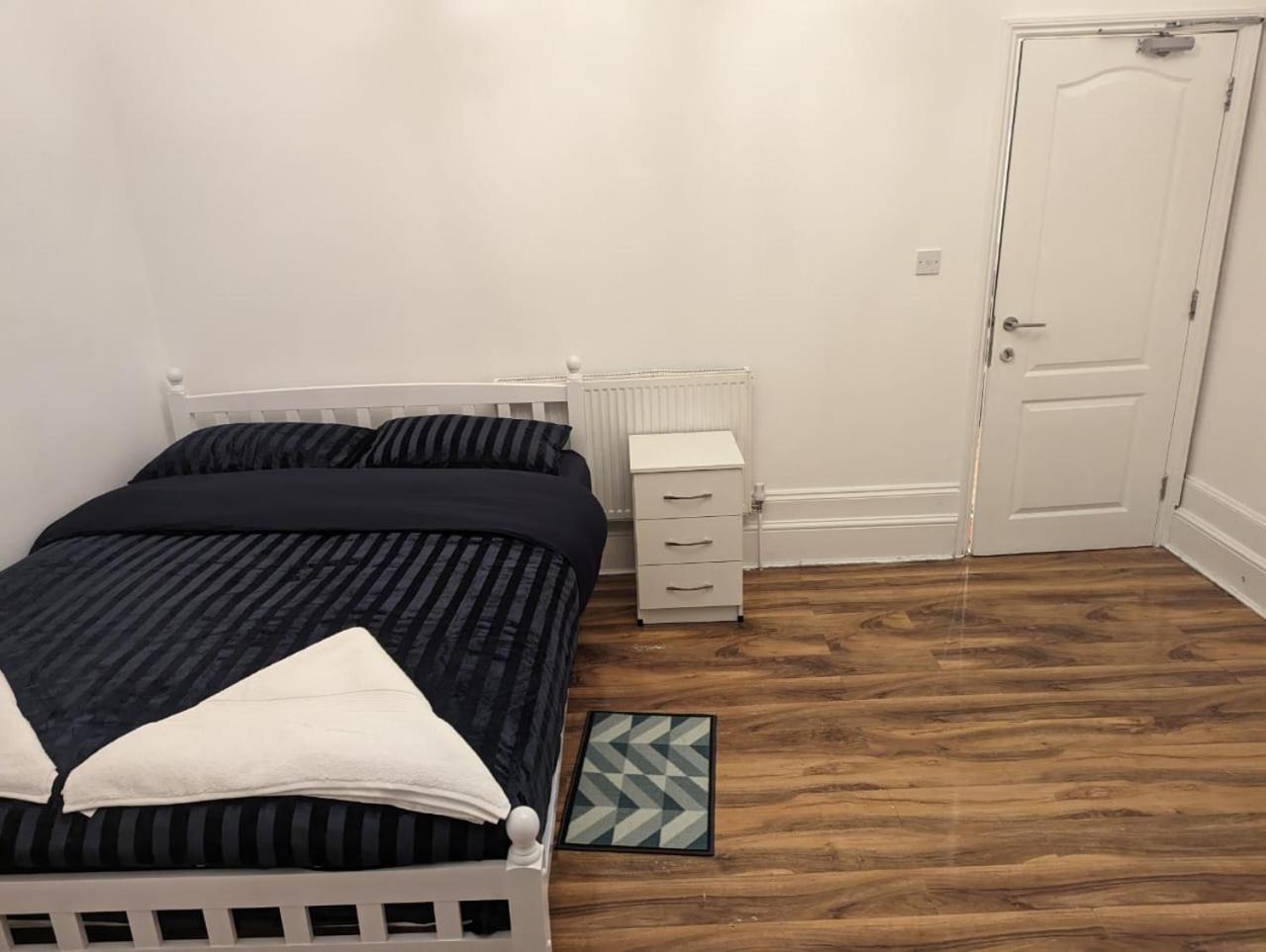 Rayan'S Lodge Stratford London Bagian luar foto