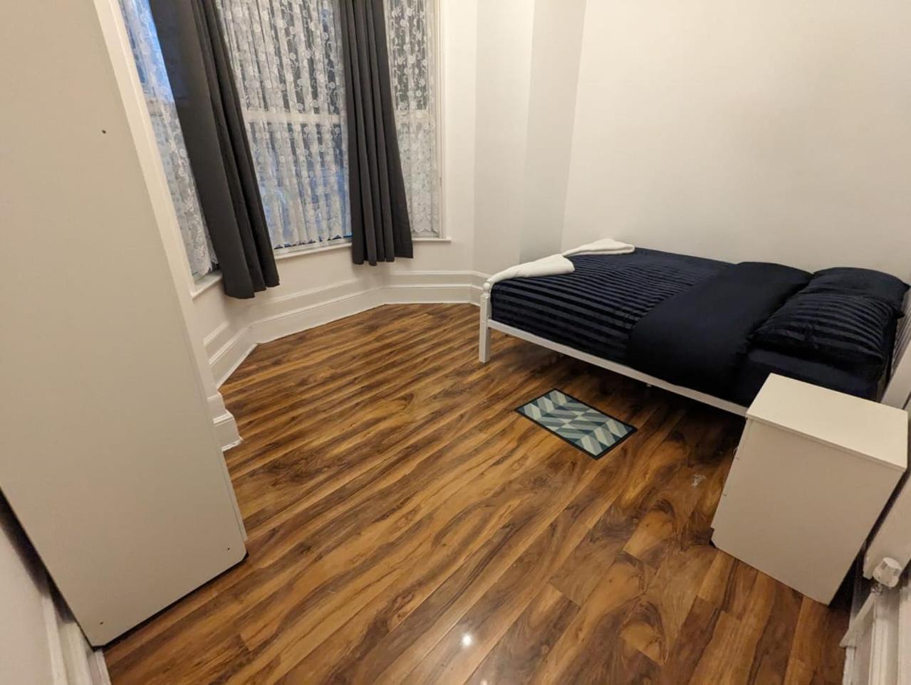 Rayan'S Lodge Stratford London Bagian luar foto