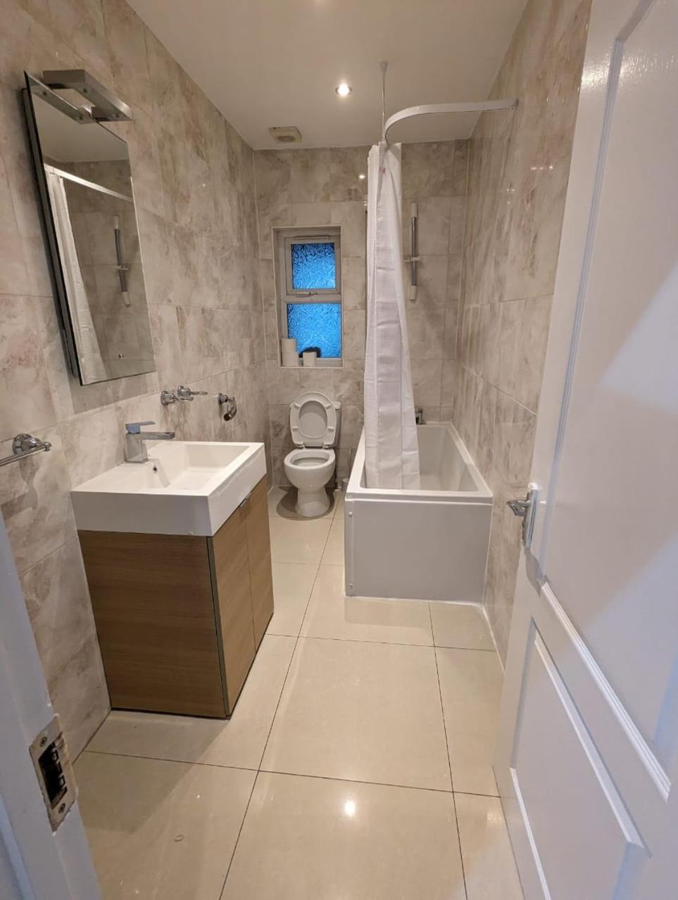 Rayan'S Lodge Stratford London Bagian luar foto